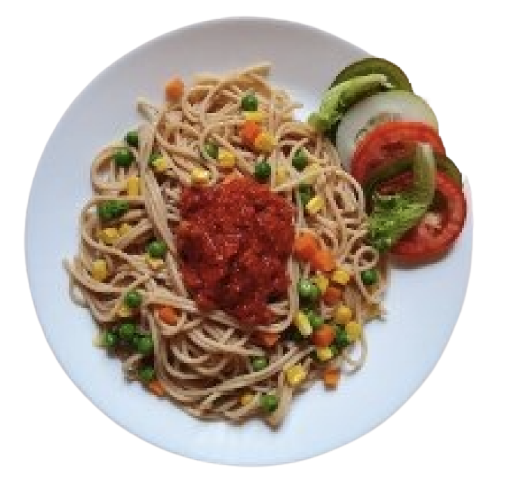 Plato de pasta con salsa de tomate y vegetales